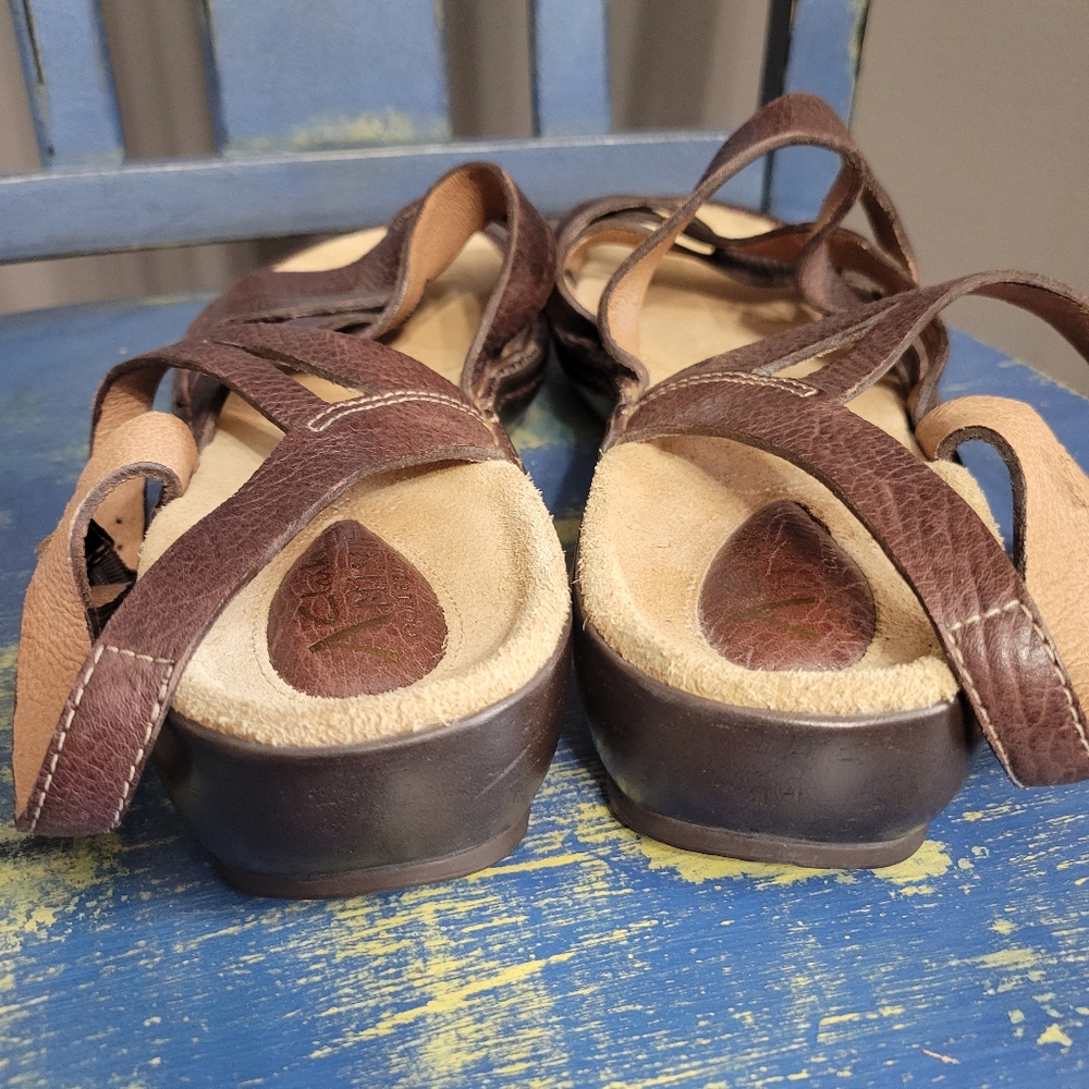 Clarks Artisan Collection Brown Strappy Slingback Sandals Leather Womens 9.5W‎ - Picture 4 of 7